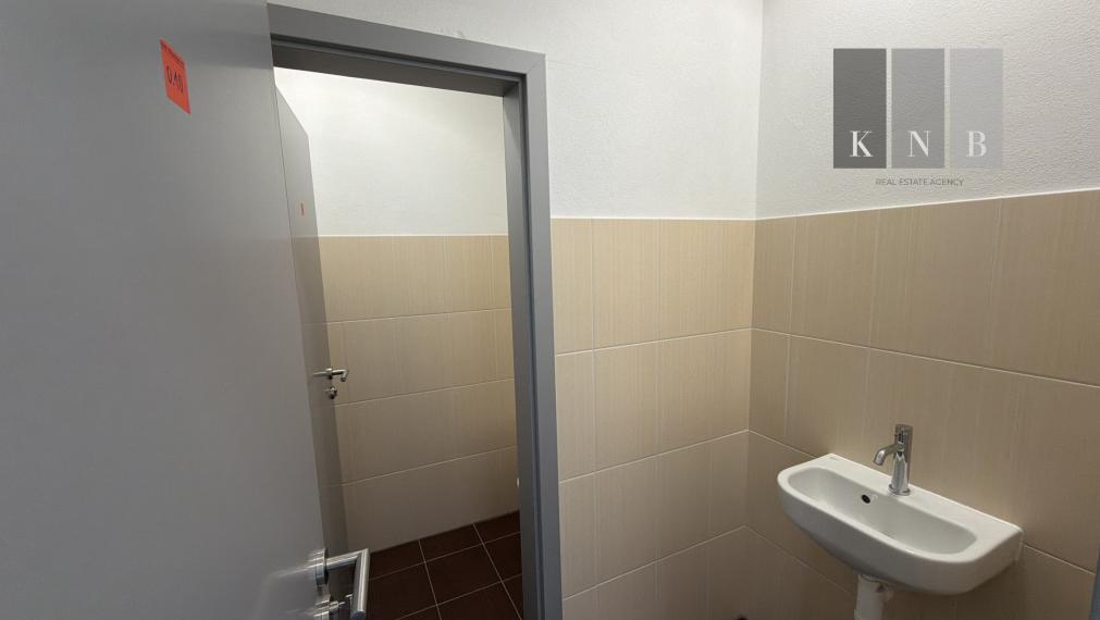 Prenájom moderného obchodného priestoru 98 m² pri Rožňavskej ulici – Bratislava, Nové Mesto