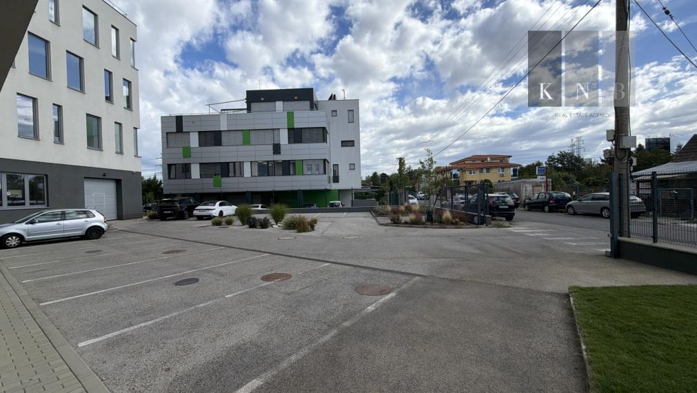 Prenájom samostatného kancelárskeho traktu 330 m² v skvelej lokalite pri Rožňavskej ulici – Bratislava, Nové Mesto