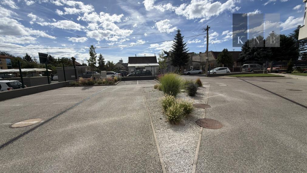 Prenájom samostatného kancelárskeho traktu 330 m² v skvelej lokalite pri Rožňavskej ulici – Bratislava, Nové Mesto