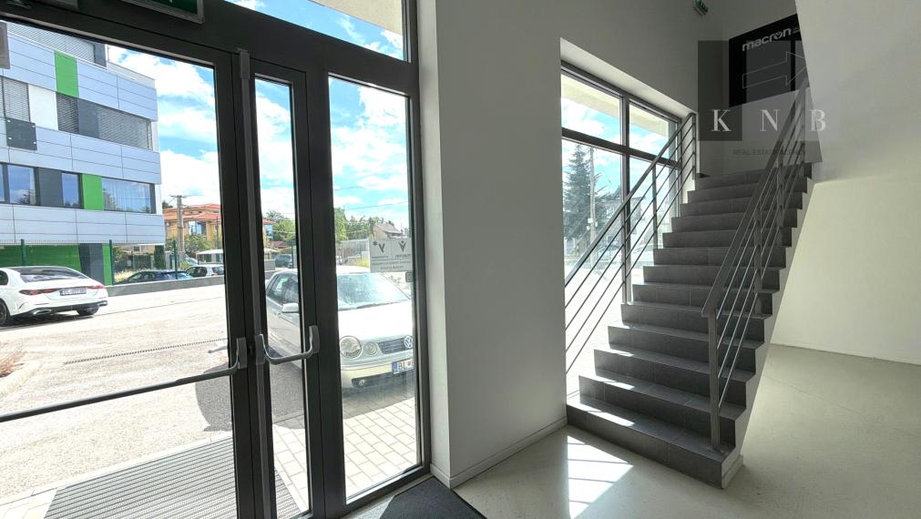 Prenájom samostatného kancelárskeho traktu 330 m² v skvelej lokalite pri Rožňavskej ulici – Bratislava, Nové Mesto