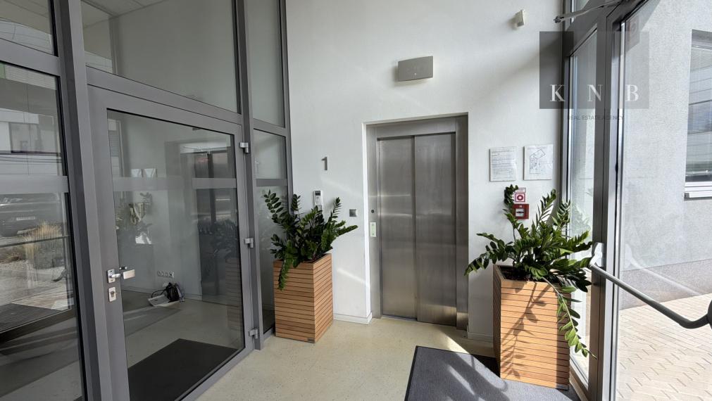 Prenájom samostatného kancelárskeho traktu 330 m² v skvelej lokalite pri Rožňavskej ulici – Bratislava, Nové Mesto