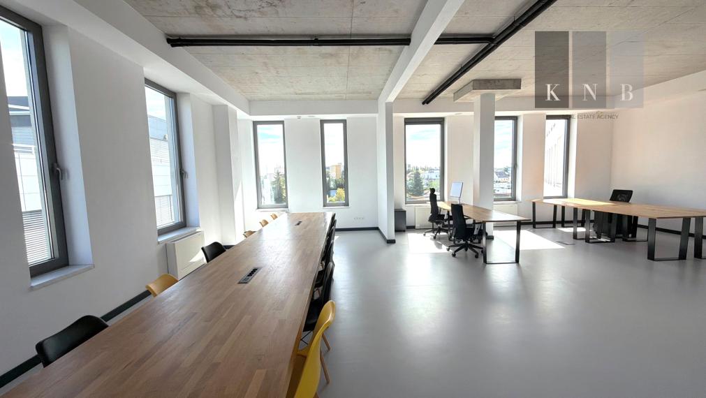 Prenájom samostatného kancelárskeho traktu 330 m² v skvelej lokalite pri Rožňavskej ulici – Bratislava, Nové Mesto