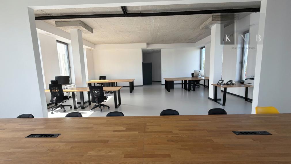 Prenájom samostatného kancelárskeho traktu 330 m² v skvelej lokalite pri Rožňavskej ulici – Bratislava, Nové Mesto