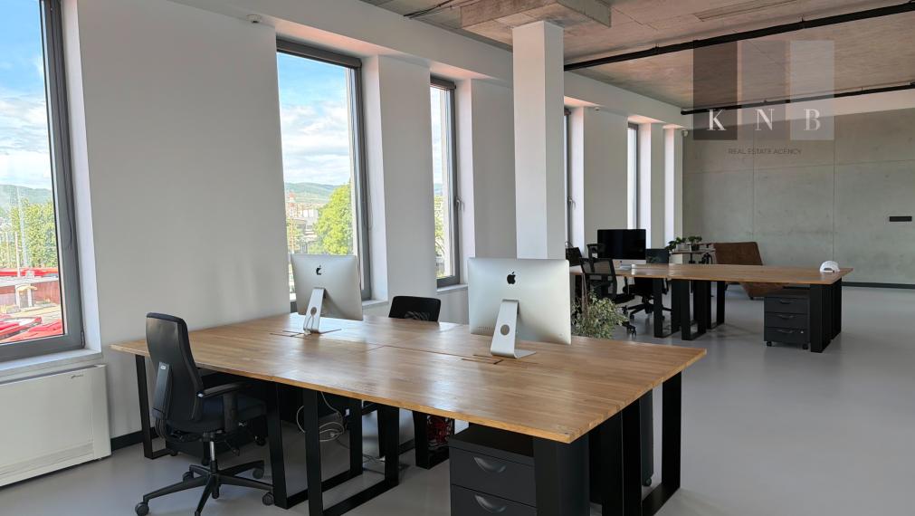 Prenájom samostatného kancelárskeho traktu 330 m² v skvelej lokalite pri Rožňavskej ulici – Bratislava, Nové Mesto