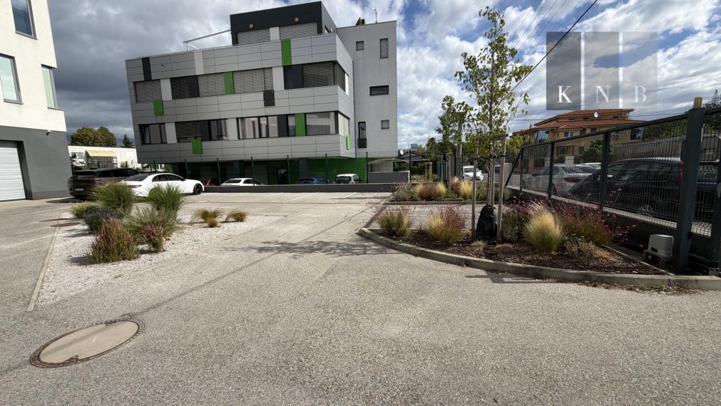 Prenájom samostatného kancelárskeho traktu 330 m² v skvelej lokalite pri Rožňavskej ulici – Bratislava, Nové Mesto