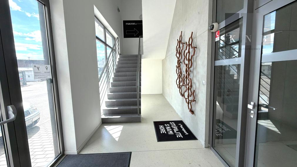Prenájom samostatného kancelárskeho traktu 330 m² v skvelej lokalite pri Rožňavskej ulici – Bratislava, Nové Mesto