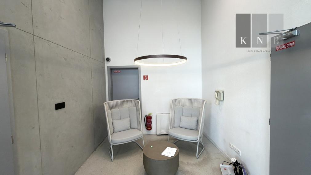 Prenájom samostatného kancelárskeho traktu 330 m² v skvelej lokalite pri Rožňavskej ulici – Bratislava, Nové Mesto