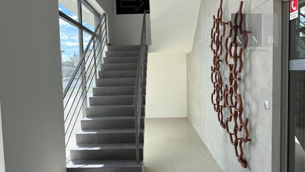 Prenájom samostatného kancelárskeho traktu 330 m² v skvelej lokalite pri Rožňavskej ulici – Bratislava, Nové Mesto