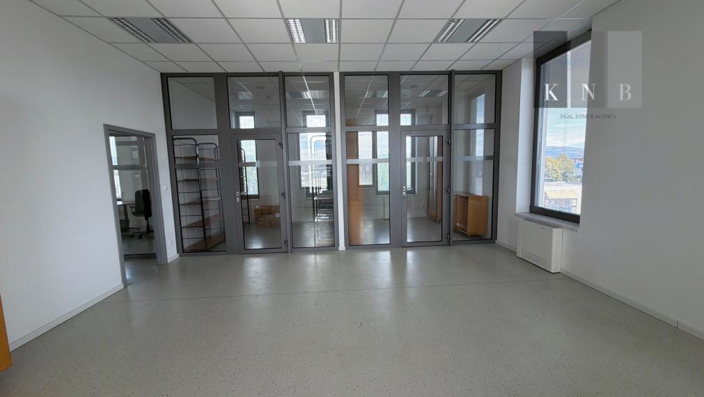 Prenájom samostatného kancelárskeho traktu 330 m² v skvelej lokalite pri Rožňavskej ulici – Bratislava, Nové Mesto