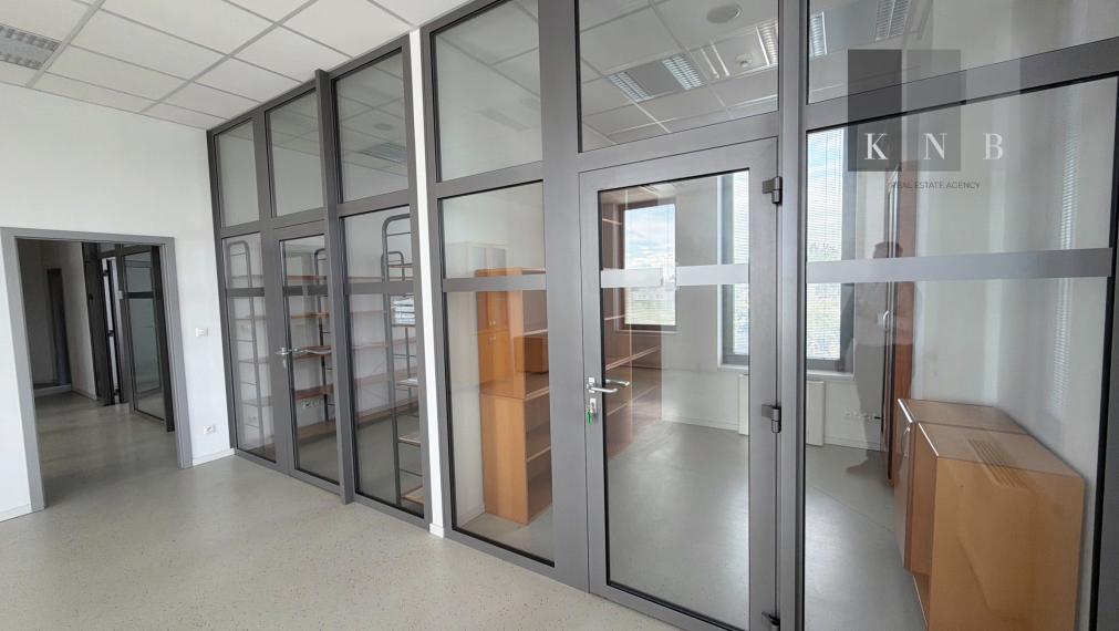 Prenájom samostatného kancelárskeho traktu 330 m² v skvelej lokalite pri Rožňavskej ulici – Bratislava, Nové Mesto
