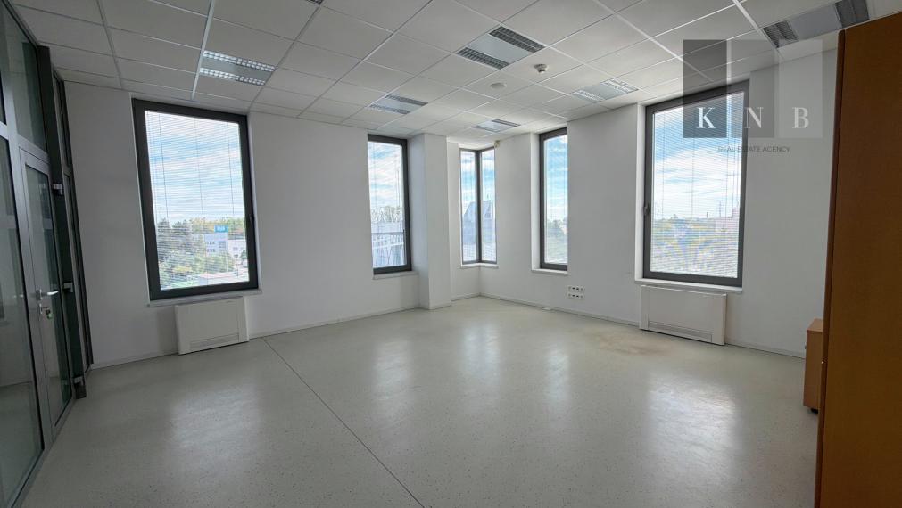 Prenájom samostatného kancelárskeho traktu 330 m² v skvelej lokalite pri Rožňavskej ulici – Bratislava, Nové Mesto