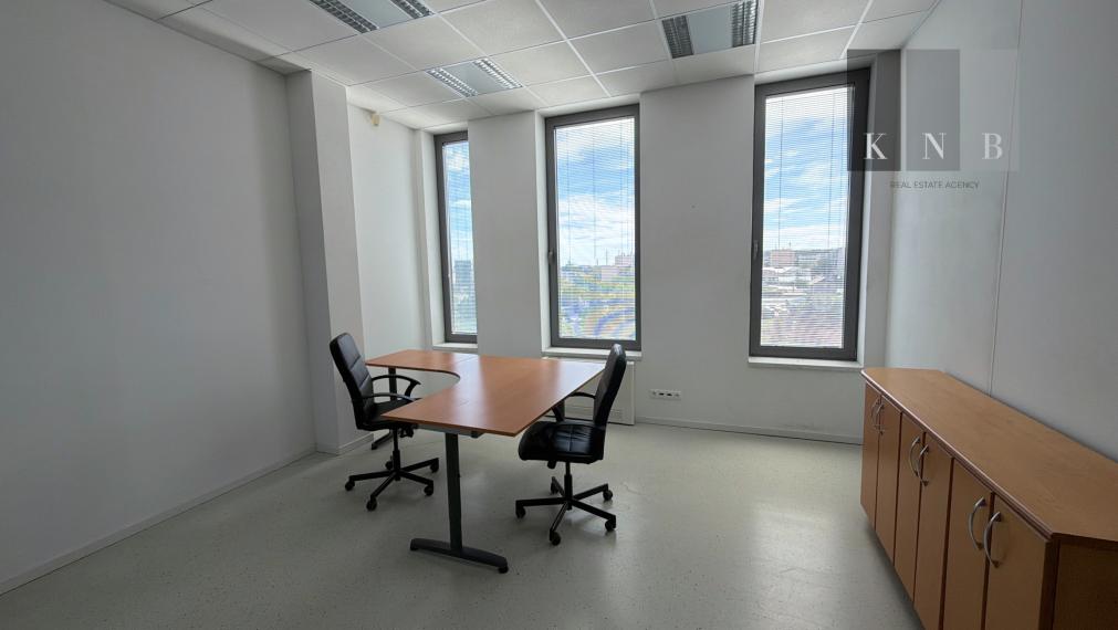 Prenájom samostatného kancelárskeho traktu 330 m² v skvelej lokalite pri Rožňavskej ulici – Bratislava, Nové Mesto
