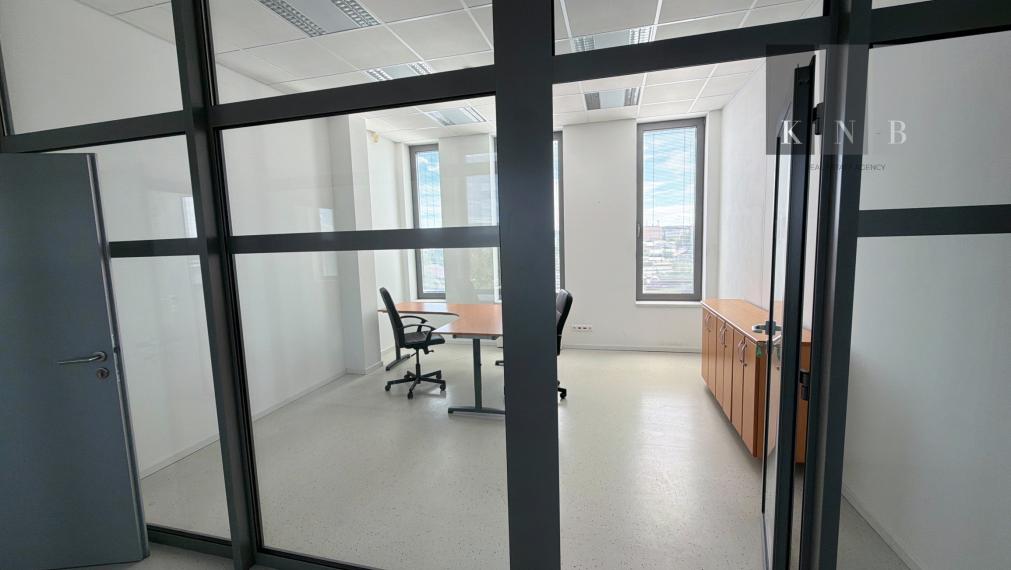 Prenájom samostatného kancelárskeho traktu 330 m² v skvelej lokalite pri Rožňavskej ulici – Bratislava, Nové Mesto