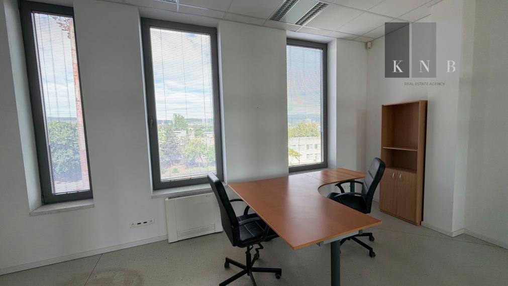 Prenájom samostatného kancelárskeho traktu 330 m² v skvelej lokalite pri Rožňavskej ulici – Bratislava, Nové Mesto