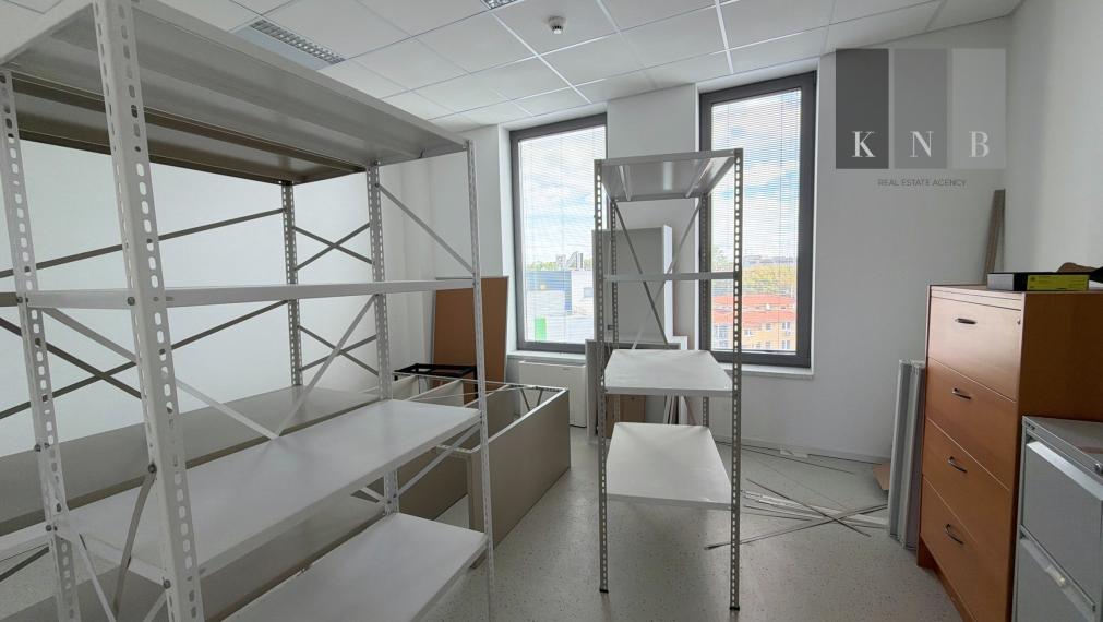 Prenájom samostatného kancelárskeho traktu 330 m² v skvelej lokalite pri Rožňavskej ulici – Bratislava, Nové Mesto