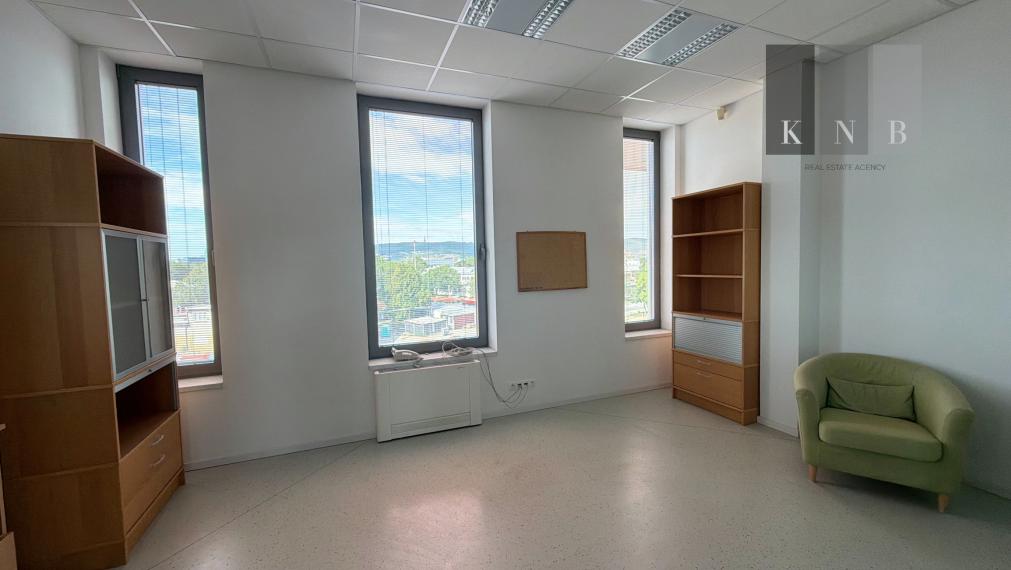 Prenájom samostatného kancelárskeho traktu 330 m² v skvelej lokalite pri Rožňavskej ulici – Bratislava, Nové Mesto
