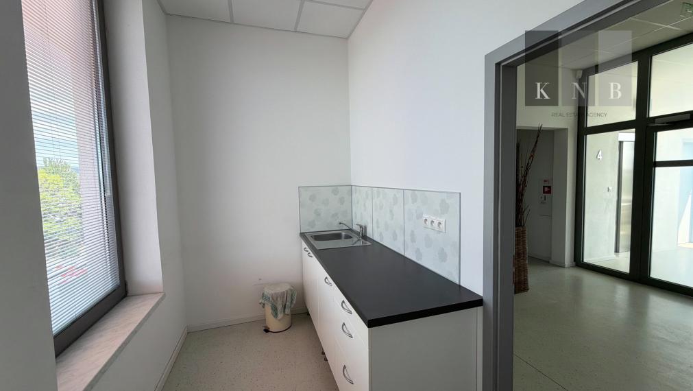 Prenájom samostatného kancelárskeho traktu 330 m² v skvelej lokalite pri Rožňavskej ulici – Bratislava, Nové Mesto