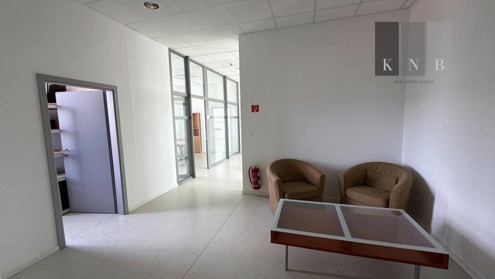Prenájom samostatného kancelárskeho traktu 330 m² v skvelej lokalite pri Rožňavskej ulici – Bratislava, Nové Mesto