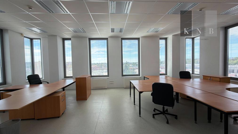 Prenájom samostatného kancelárskeho traktu 330 m² v skvelej lokalite pri Rožňavskej ulici – Bratislava, Nové Mesto