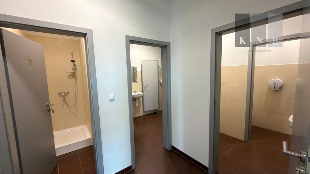 Prenájom samostatného kancelárskeho traktu 330 m² v skvelej lokalite pri Rožňavskej ulici – Bratislava, Nové Mesto