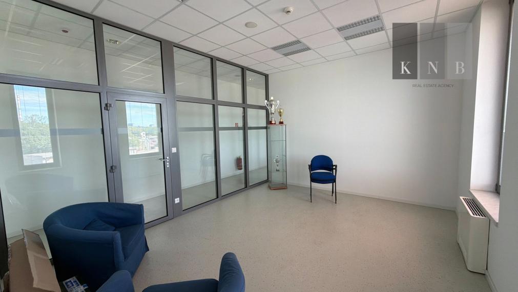 Prenájom samostatného kancelárskeho traktu 330 m² v skvelej lokalite pri Rožňavskej ulici – Bratislava, Nové Mesto