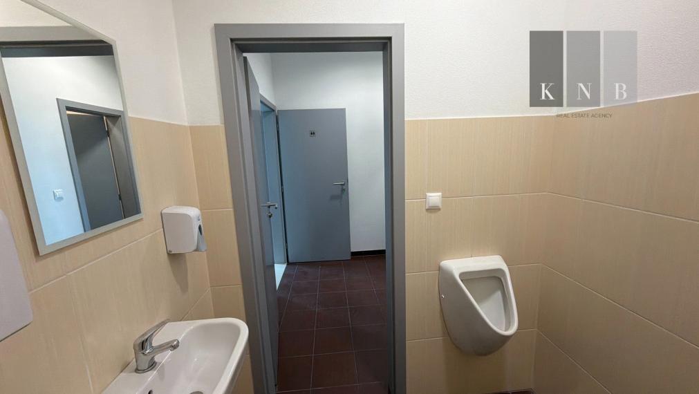 Prenájom samostatného kancelárskeho traktu 330 m² v skvelej lokalite pri Rožňavskej ulici – Bratislava, Nové Mesto
