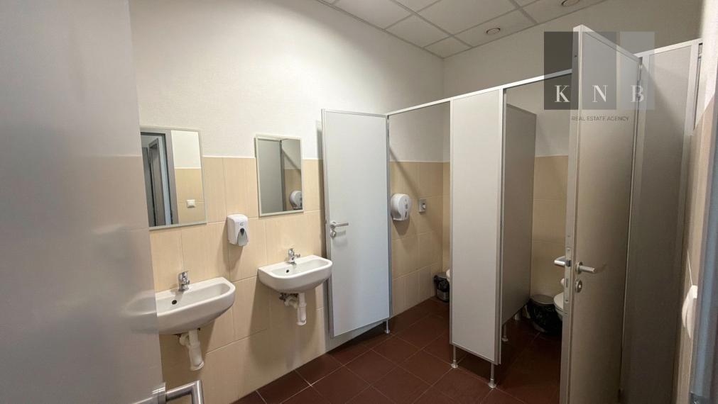 Prenájom samostatného kancelárskeho traktu 330 m² v skvelej lokalite pri Rožňavskej ulici – Bratislava, Nové Mesto