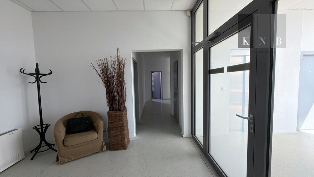 Prenájom samostatného kancelárskeho traktu 330 m² v skvelej lokalite pri Rožňavskej ulici – Bratislava, Nové Mesto