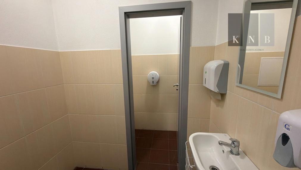 Prenájom samostatného kancelárskeho traktu 330 m² v skvelej lokalite pri Rožňavskej ulici – Bratislava, Nové Mesto