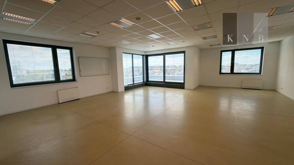 Prenájom samostatného kancelárskeho traktu 274 m² v skvelej lokalite pri Rožňavskej ulici – Bratislava, Nové Mesto