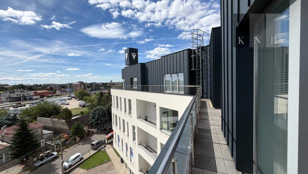 Prenájom samostatného kancelárskeho traktu 274 m² v skvelej lokalite pri Rožňavskej ulici – Bratislava, Nové Mesto