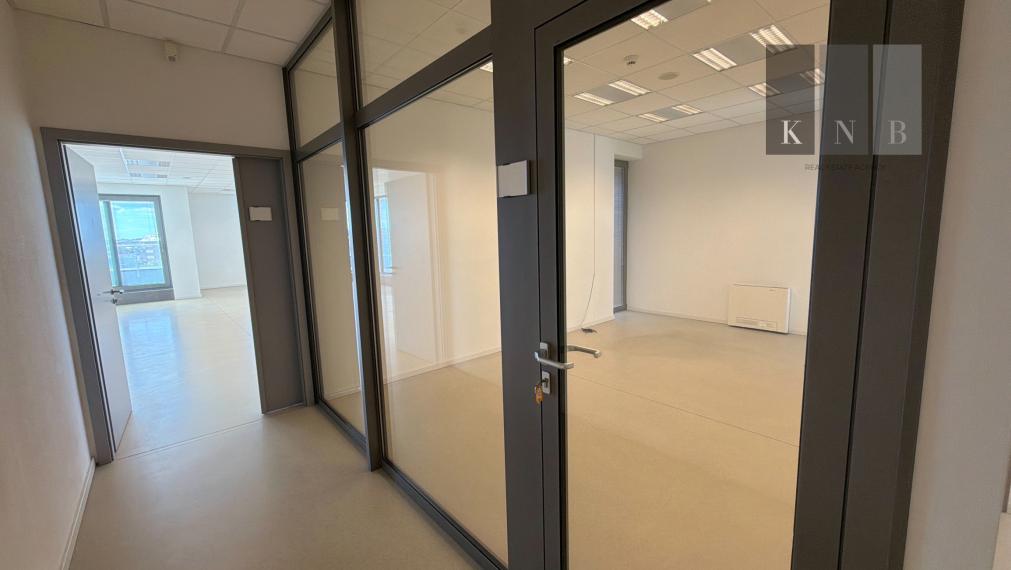 Prenájom samostatného kancelárskeho traktu 274 m² v skvelej lokalite pri Rožňavskej ulici – Bratislava, Nové Mesto