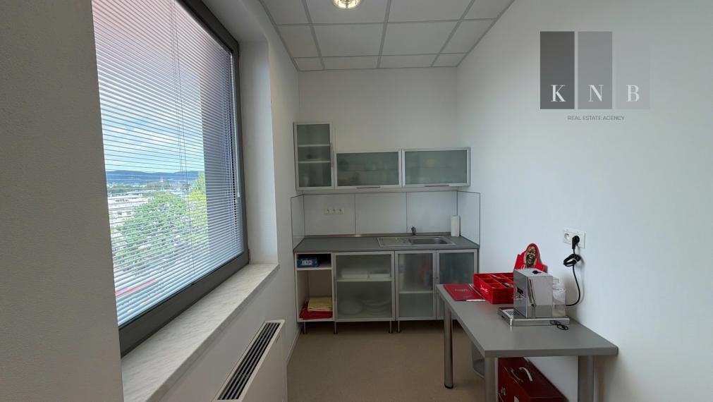 Prenájom samostatného kancelárskeho traktu 274 m² v skvelej lokalite pri Rožňavskej ulici – Bratislava, Nové Mesto