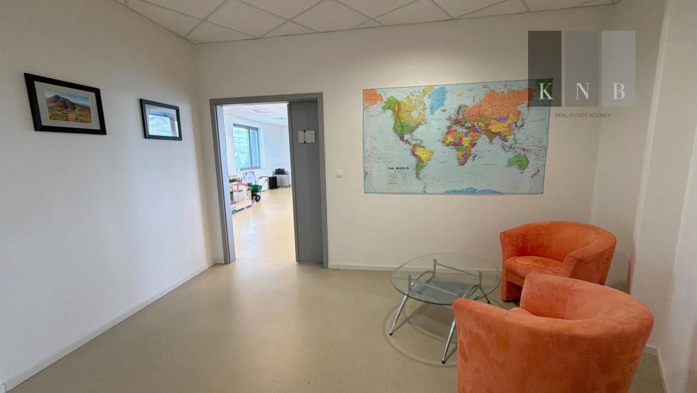 Prenájom samostatného kancelárskeho traktu 274 m² v skvelej lokalite pri Rožňavskej ulici – Bratislava, Nové Mesto