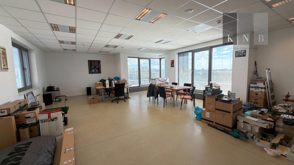 Prenájom samostatného kancelárskeho traktu 274 m² v skvelej lokalite pri Rožňavskej ulici – Bratislava, Nové Mesto