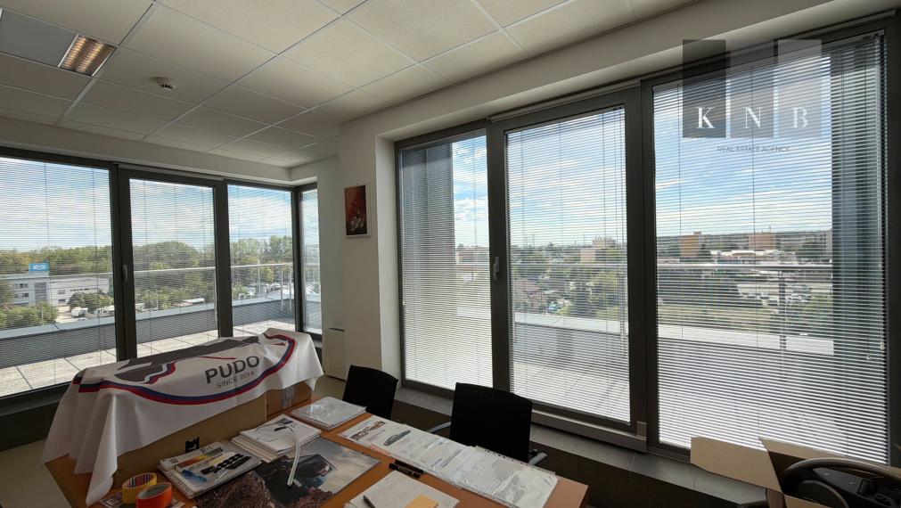 Prenájom samostatného kancelárskeho traktu 274 m² v skvelej lokalite pri Rožňavskej ulici – Bratislava, Nové Mesto