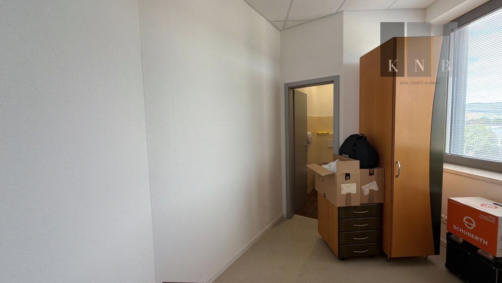 Prenájom samostatného kancelárskeho traktu 274 m² v skvelej lokalite pri Rožňavskej ulici – Bratislava, Nové Mesto