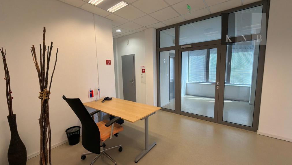 Prenájom samostatného kancelárskeho traktu 274 m² v skvelej lokalite pri Rožňavskej ulici – Bratislava, Nové Mesto