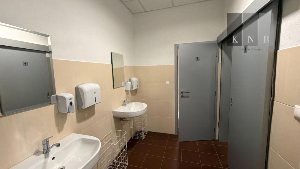 Prenájom samostatného kancelárskeho traktu 274 m² v skvelej lokalite pri Rožňavskej ulici – Bratislava, Nové Mesto