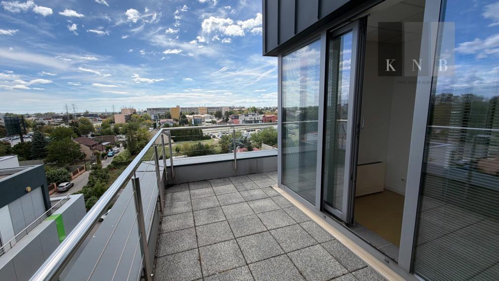 Prenájom samostatného kancelárskeho traktu 274 m² v skvelej lokalite pri Rožňavskej ulici – Bratislava, Nové Mesto