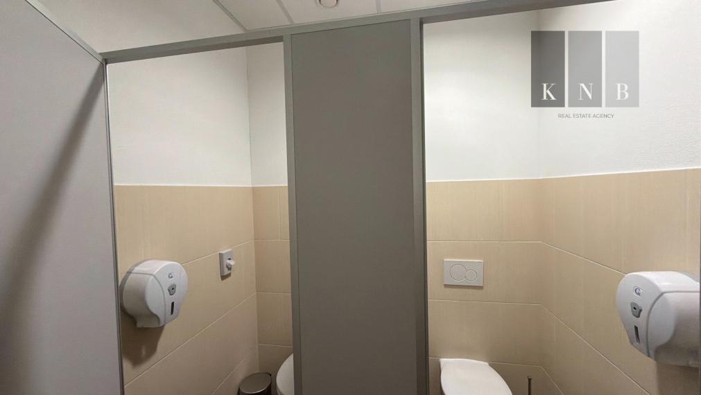 Prenájom samostatného kancelárskeho traktu 274 m² v skvelej lokalite pri Rožňavskej ulici – Bratislava, Nové Mesto