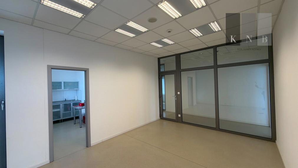 Prenájom samostatného kancelárskeho traktu 274 m² v skvelej lokalite pri Rožňavskej ulici – Bratislava, Nové Mesto