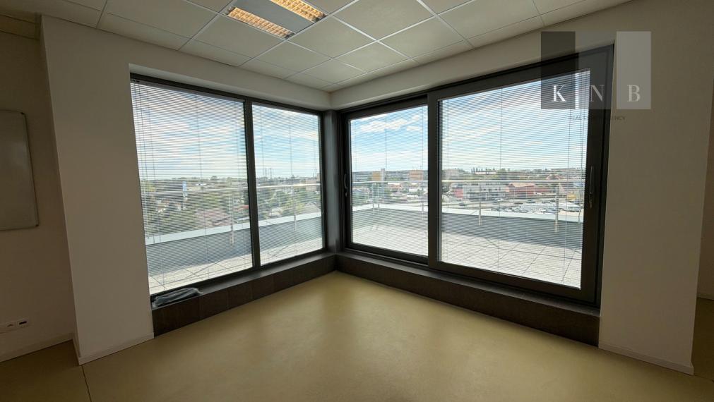 Prenájom samostatného kancelárskeho traktu 274 m² v skvelej lokalite pri Rožňavskej ulici – Bratislava, Nové Mesto