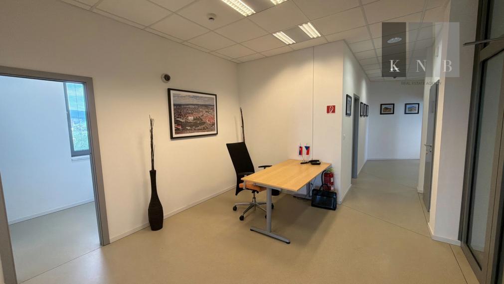 Prenájom samostatného kancelárskeho traktu 274 m² v skvelej lokalite pri Rožňavskej ulici – Bratislava, Nové Mesto