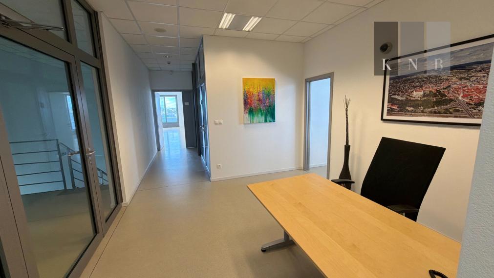Prenájom samostatného kancelárskeho traktu 274 m² v skvelej lokalite pri Rožňavskej ulici – Bratislava, Nové Mesto