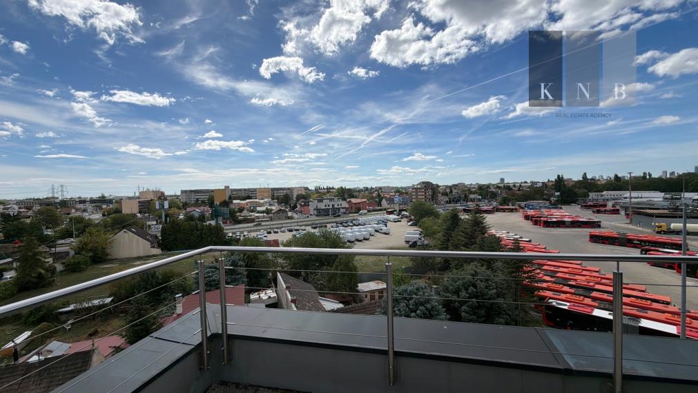 Prenájom samostatného kancelárskeho traktu 274 m² v skvelej lokalite pri Rožňavskej ulici – Bratislava, Nové Mesto