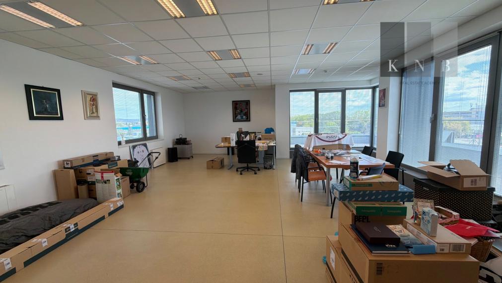 Prenájom samostatného kancelárskeho traktu 274 m² v skvelej lokalite pri Rožňavskej ulici – Bratislava, Nové Mesto