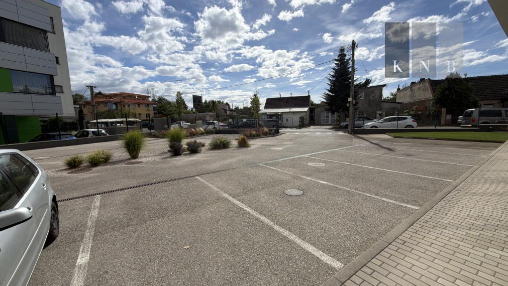 Prenájom samostatného kancelárskeho traktu 274 m² v skvelej lokalite pri Rožňavskej ulici – Bratislava, Nové Mesto