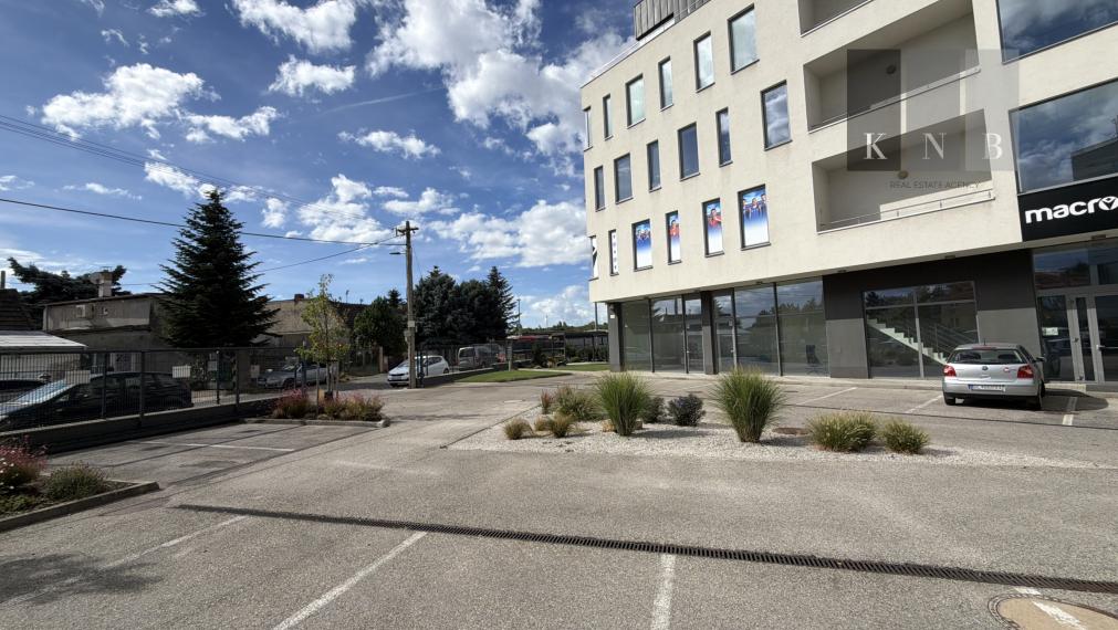 Prenájom samostatného kancelárskeho traktu 274 m² v skvelej lokalite pri Rožňavskej ulici – Bratislava, Nové Mesto