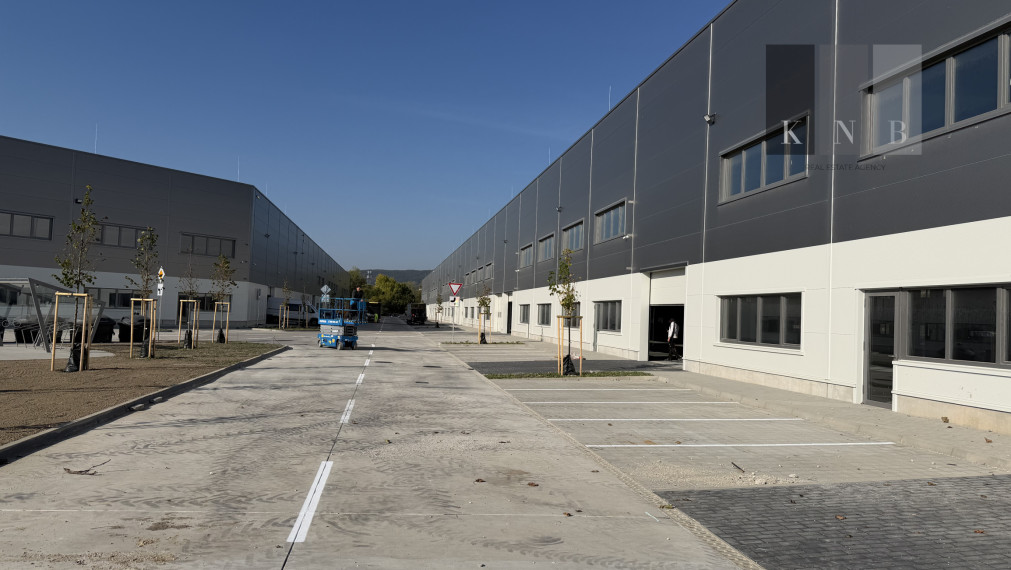 Space for lease from 450 m² combining WAREHOUSE, SHOWROOM, and OFFICE with heat pumps in Bratislava
